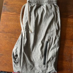 Men’s Vuori workout Sunday Joggers